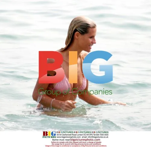 Michelle Hunziker and daughter on beach