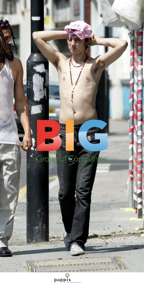 Pete Doherty Tries to Keep Cool in London