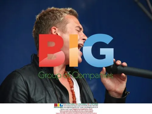 Lee Ryan Performing at Dartford Festival