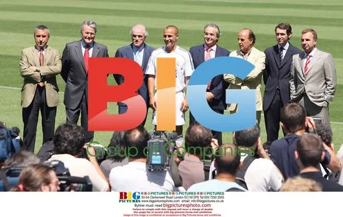 Fabio Cannavaro signs for Real Madrid