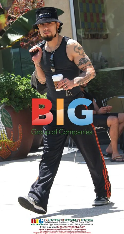 Dave Navarro Steps Out with Wedding Band