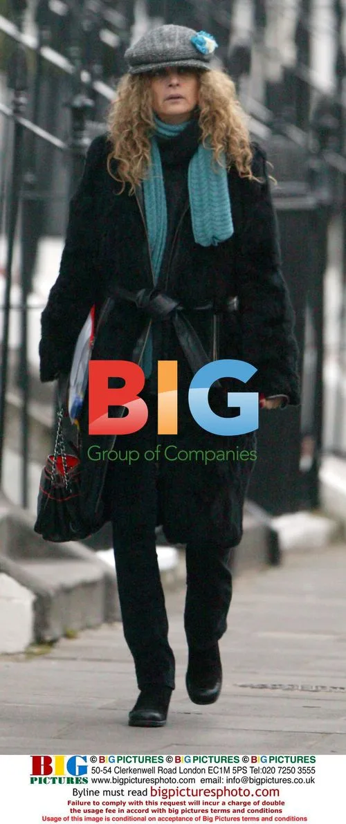 Suzanne Acosta out in North London