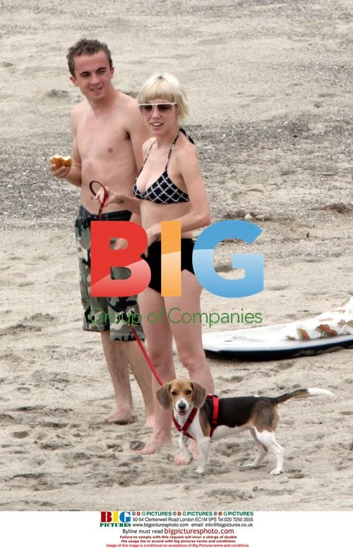 Frankie Muniz with girlfriend and dogs at beach