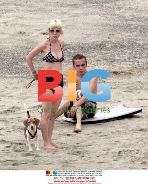 Frankie Muniz with girlfriend and dogs at beach
