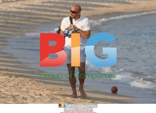 Gianluca Vialli relaxes on the beach