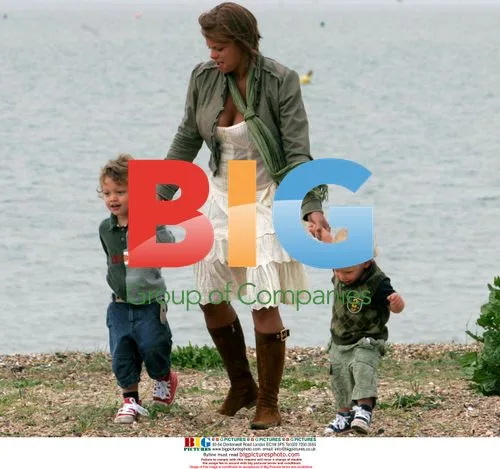 Jade Goody, Jeff Brazier & kids at Mersea beach