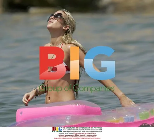 Kate Lawler Tries 'Crouch' Dance on Lilo in Cyprus
