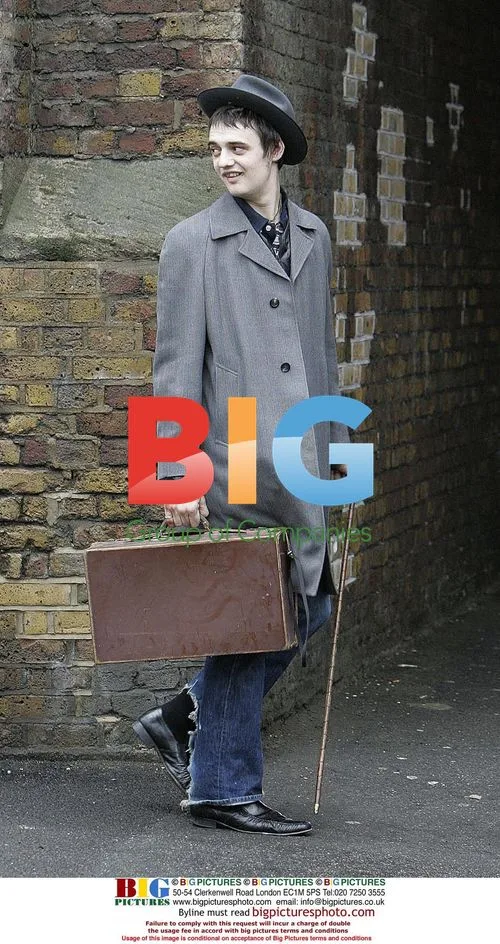 Pete Doherty leaves London home with friends