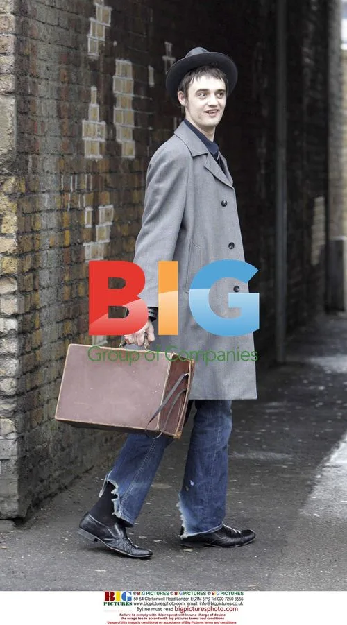 Pete Doherty leaves home with friends