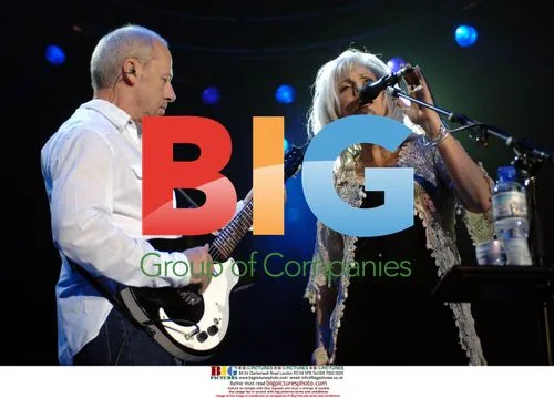 Mark Knopfler and Emmylou Harris Perform at Wembley Arena