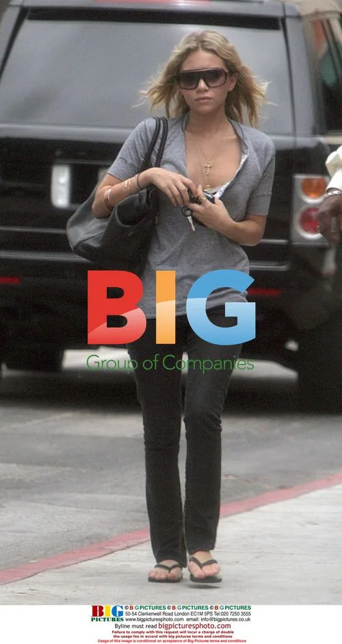 Ashley Olsen goes shopping in Brentwood, Ca
