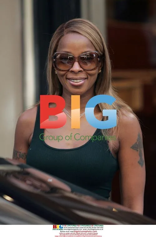 Mary J Blige Shopping on London's Bond St
