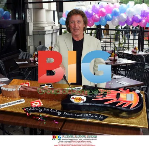Kenny Jones cuts Hard Rock Cafe anniversary cake
