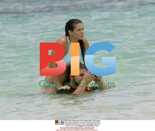 Jorge Garcia and girlfriend enjoy Hawaii beach day with pet dog