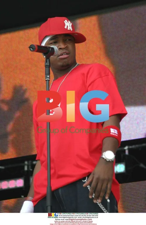 NE YO on stage at T4 Party On The Beach