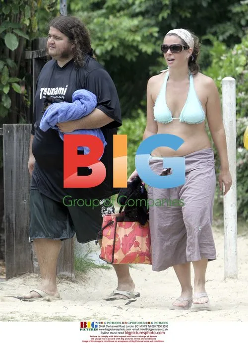 Jorge Garcia with girlfriend and pet at beach