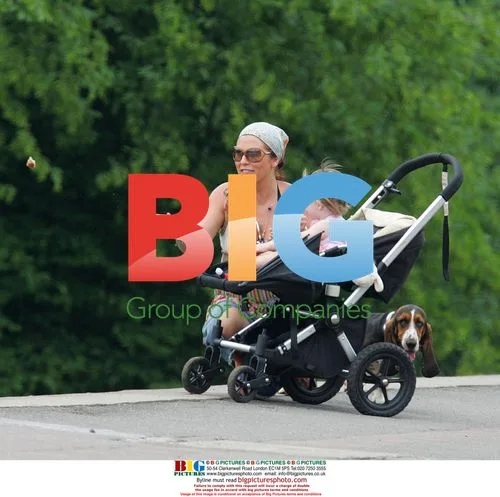 Jessie Wallace takes daughter for stroll