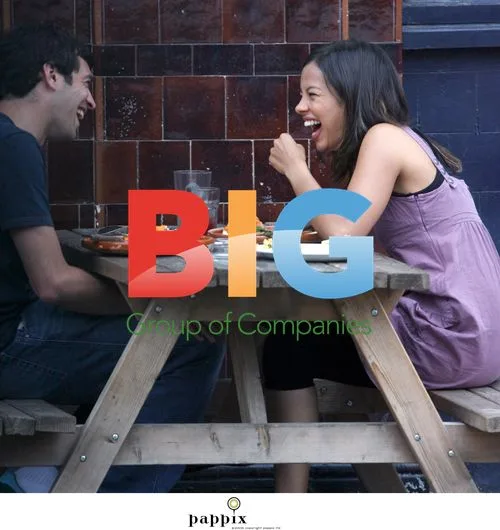 Liz Bonnin Lunches with Friend in London