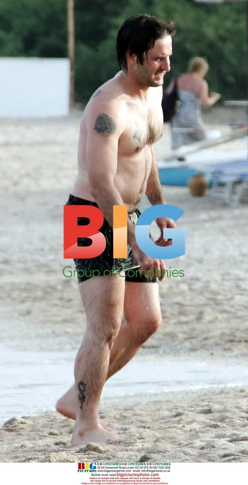 Courtney Cox with family on Italian beach