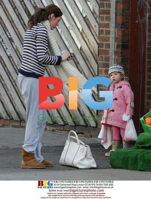 Jools Oliver and daughter shop at grocery stall
