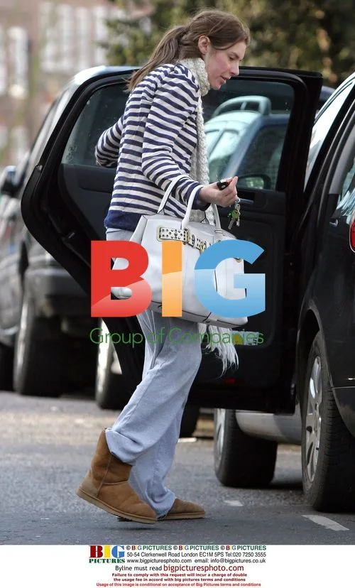 Jools Oliver and daughter at grocery stall