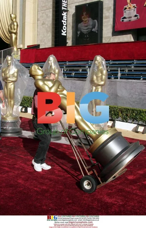 Workers Positioning Oscar Statues for 78th Oscars