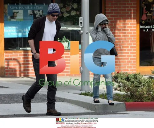 Josh Hartnett and Scarlett Johansson in Malibu