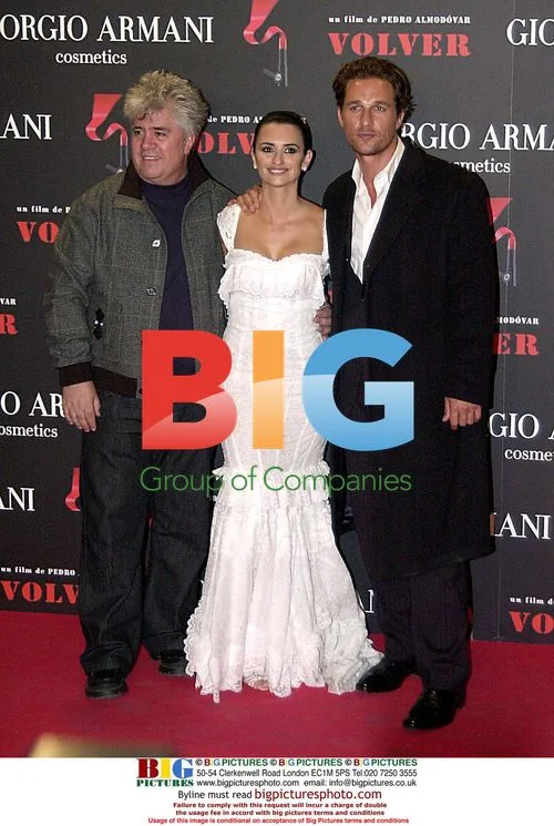 Penelope Cruz, Matthew McConaughey and Pedro Almodvar at 'Volver' Premiere