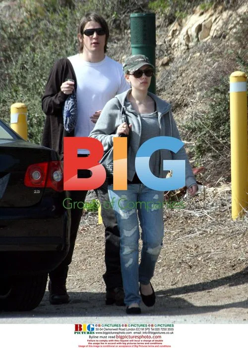 Josh Hartnett and Scarlett Johansson in Malibu