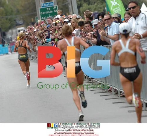 Emma Snowsill Breaks Away in Triathlon