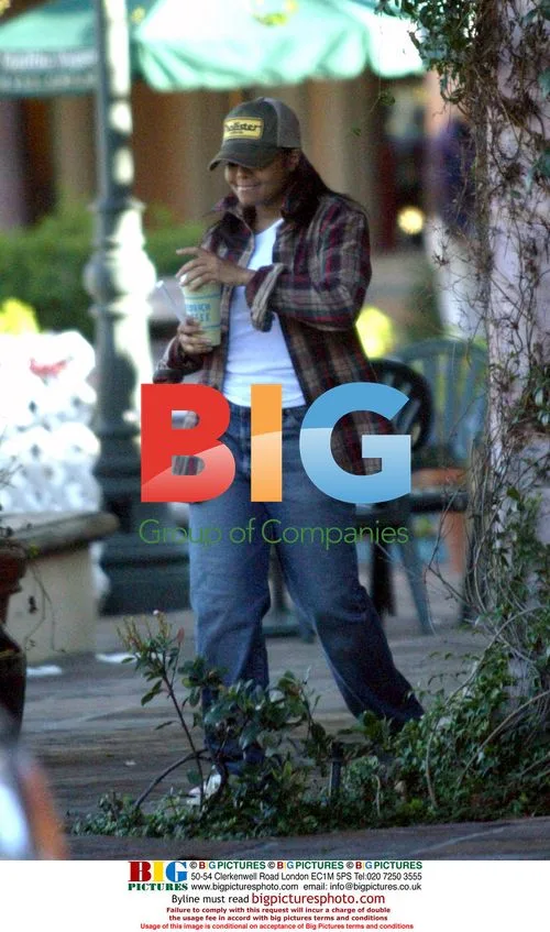 Janet Jackson Leaves Coffee Shop