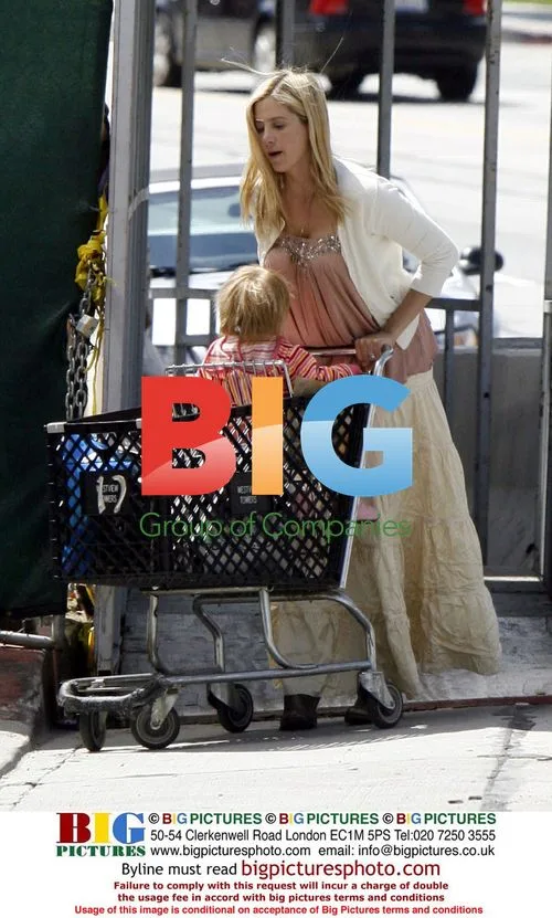 Mira Sorvino juggles while pushing daughter