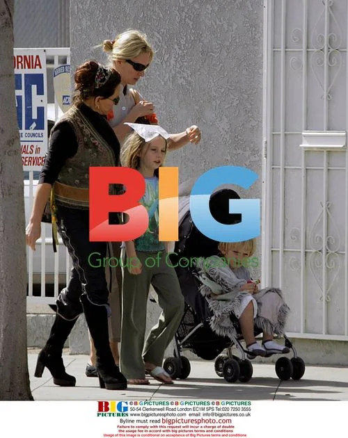 Uma Thurman Shopping with Kids