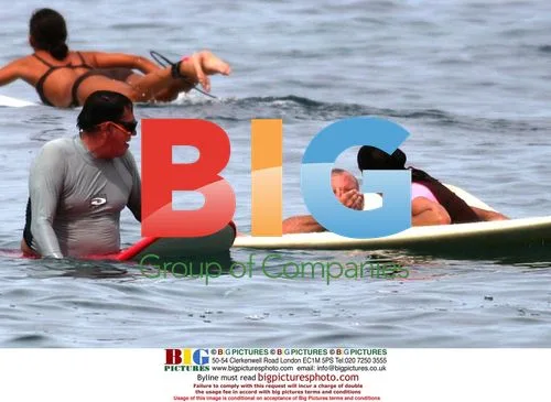 Bill Murray surfs, takes nasty falls in Hawaii
