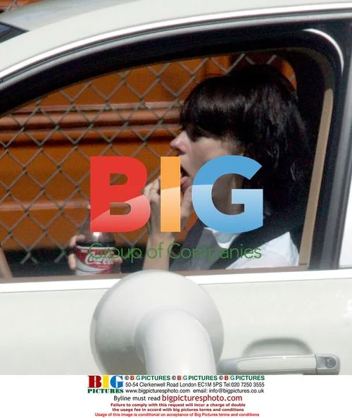 Jennifer Love Hewitt pops pill at In and Out