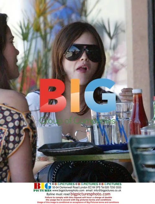 Rachel Bilson has lunch with friends