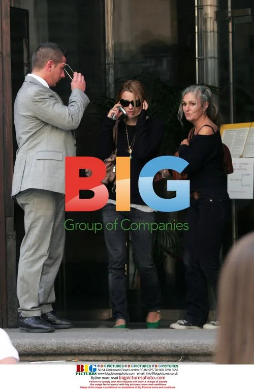 Keira Knightley and mom shop in Rome