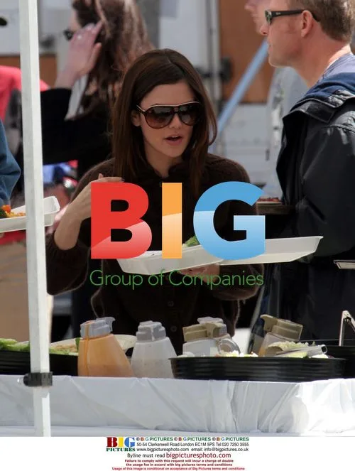 Rachel Bilson and Adam Brody on "The O.C." set