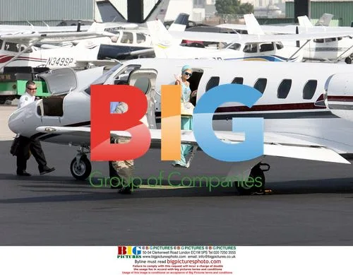 Paris Hilton hops on private jet to Vegas