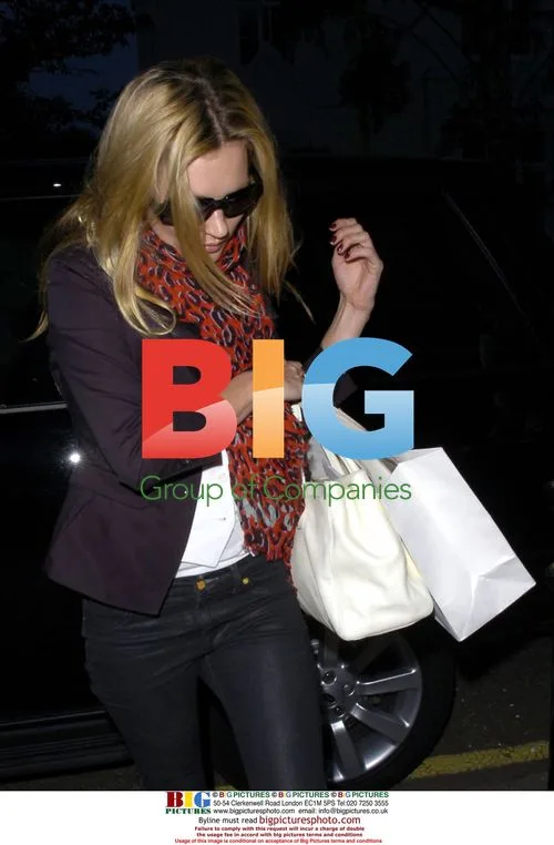 Kate Moss leaves home for visit