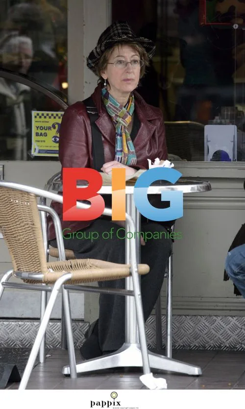 Maureen Lipman bonds with dog in London cafe