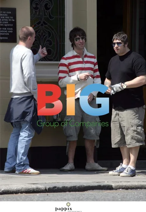 Liam Gallagher Enjoys Beer with Mates