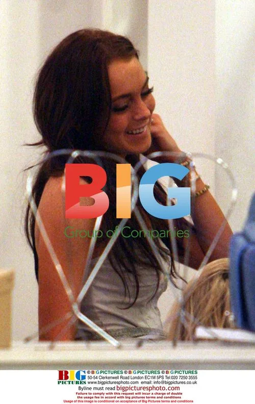Lindsay Lohan Goes on Shopping Spree