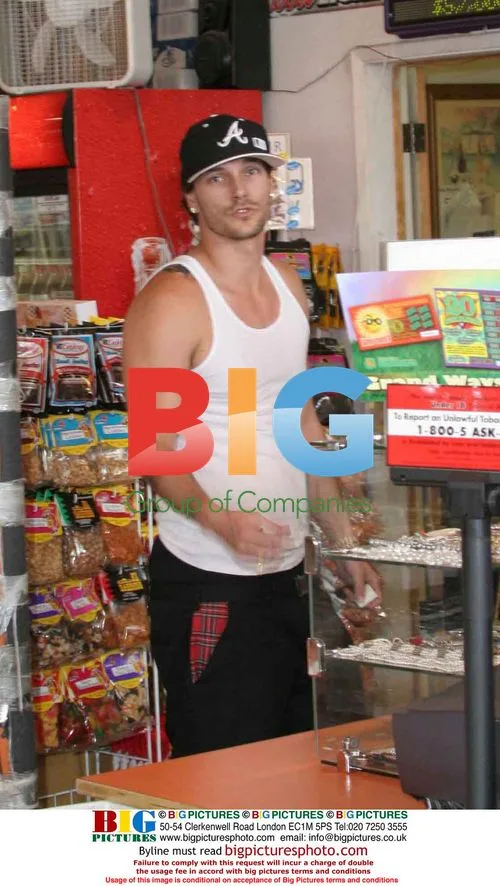 Kevin Federline Spotted Buying Cigarettes
