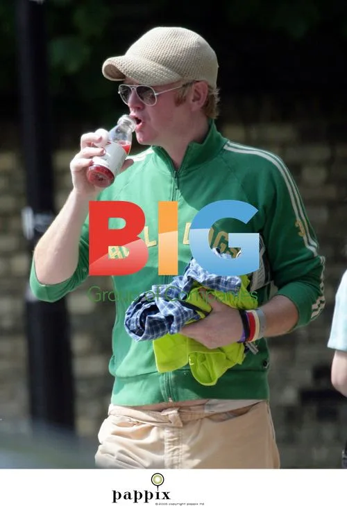 Chris Evans grabs a drink in London