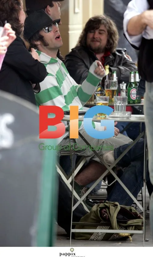 Oasis' Liam and Paul Gallagher Grab Drinks in London