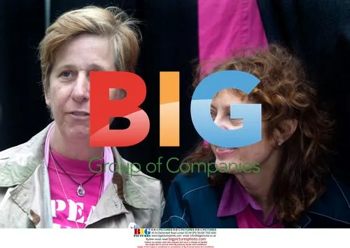 Susan Sarandon and Cindy Sheehan at peace vigil