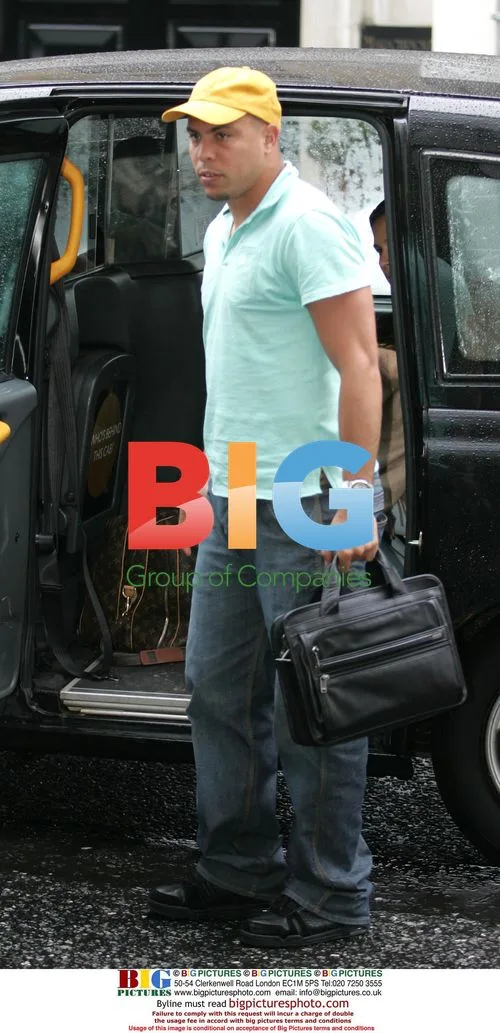 Ronaldo and girlfriend arriving in London