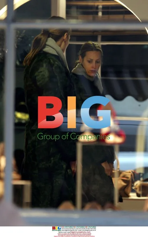 Yasmin Le Bon Shopping in London
