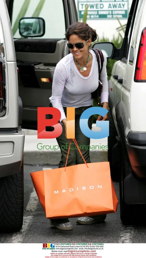 Brooke Burke Out Shopping With Daughters